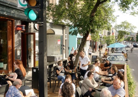 Terrasse bondée sur l'Avenue Mont-Royal