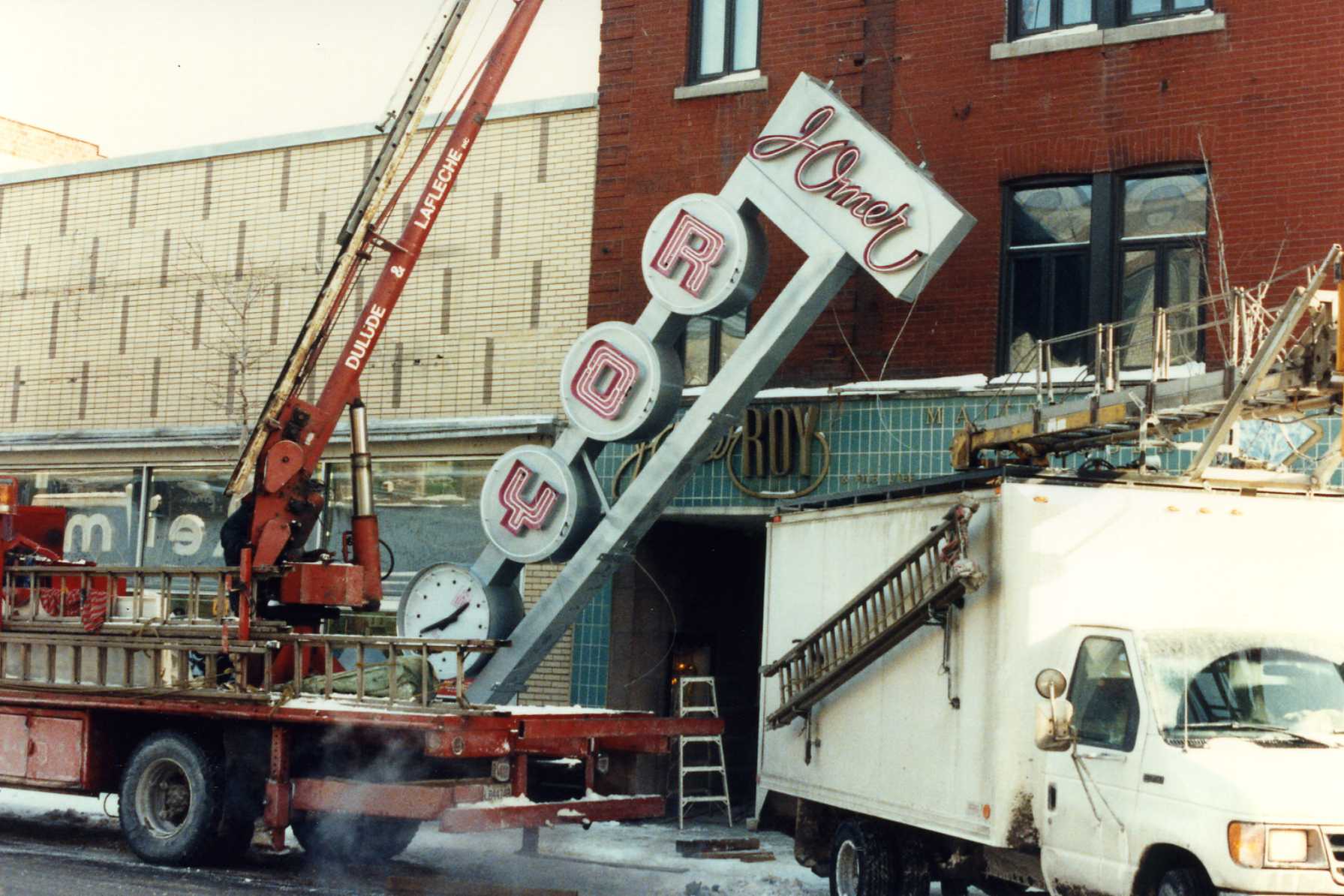 Réinstallation de l'enseigne en 1993