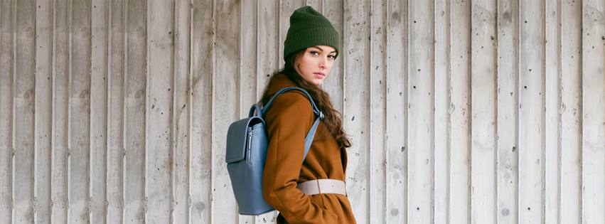 femme de profil avec bonnet devant mur de bois