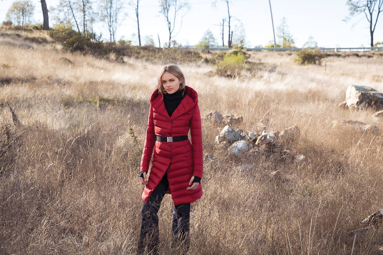 femme dans les champs avec doudoune rouge