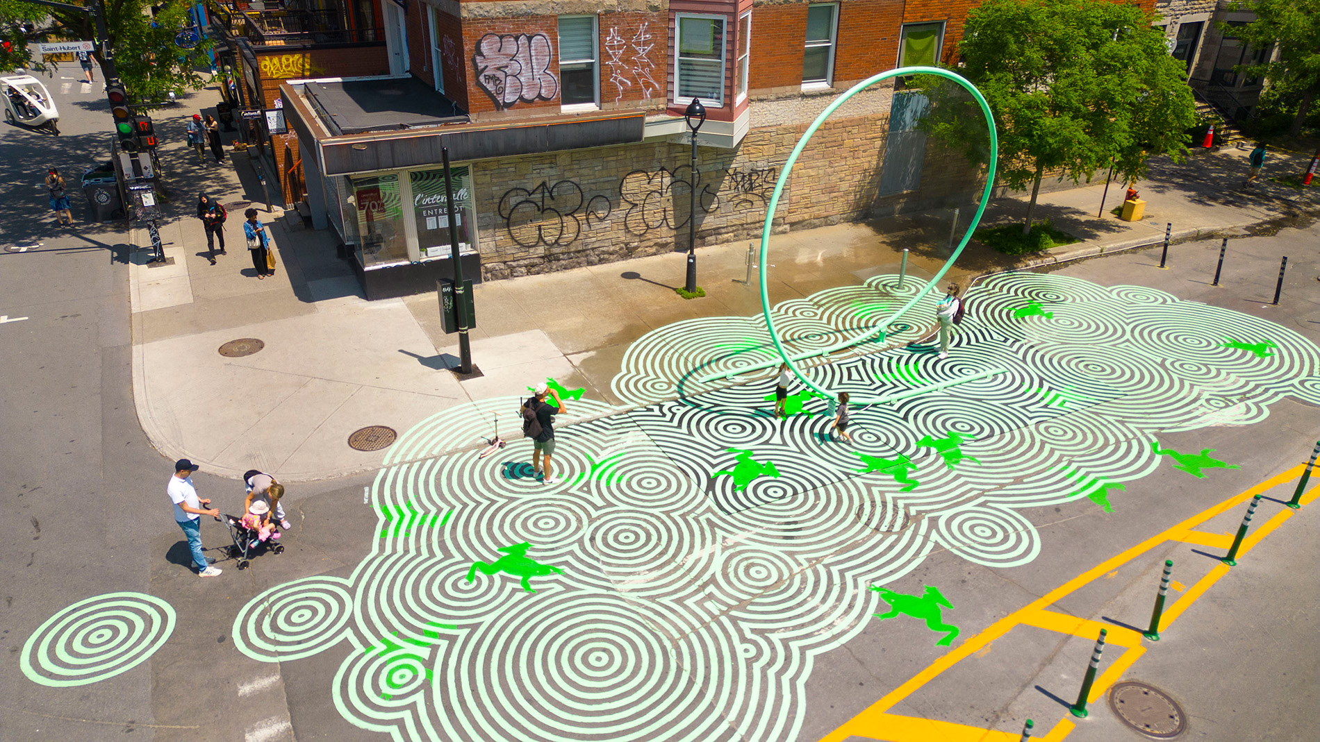 6 fresques au sol ponctuent les installations artistiques de l’Avenue cet été